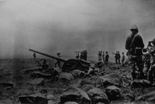 Royal Navy 4.7 inch guns in action at the Battle of Colenso on 15th December 1899