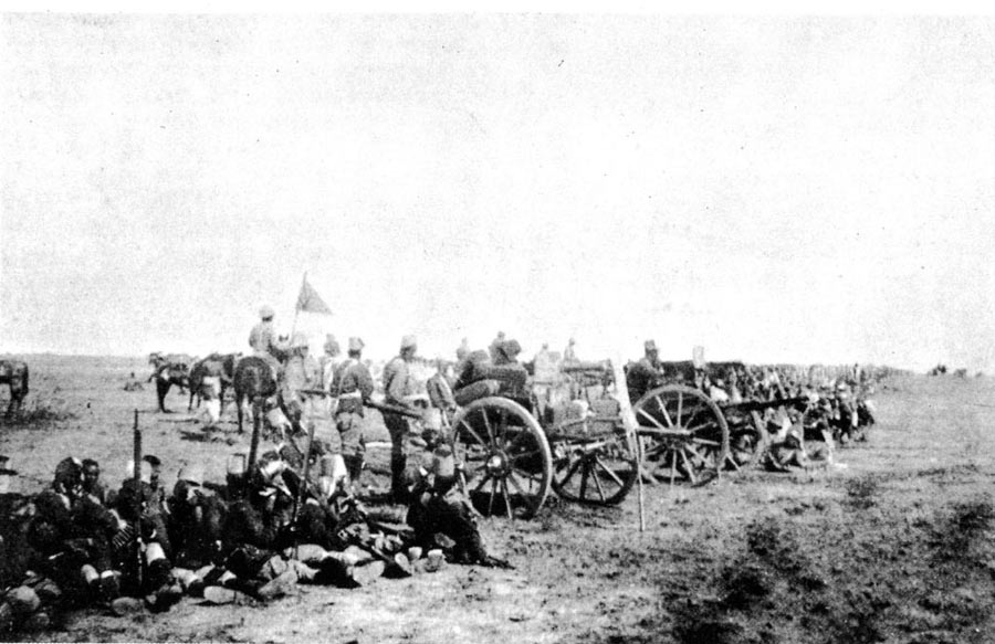 Maxim guns positioned between Maxwell’s Egyptian and Sudanese brigade and a British battalion at the Battle of Omdurman on 2nd September 1898 in the Sudanese War