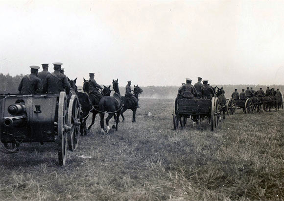 Battery of British Royal Field Artillery 18 pounder field guns moving up: Battle of Le Cateau on 26th August 1914 in the First World War