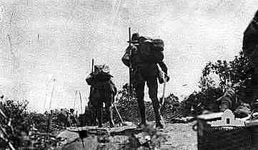 Anzacs moving inland from the landing on 25th April 1915